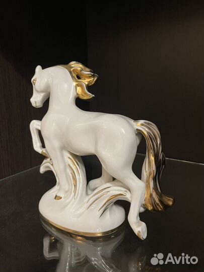 Фарфоровая статуэтка конь