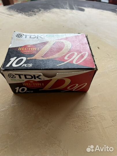 Аудиокассета и сд диски и стойка