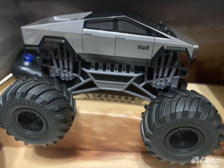 Машина на пульте управления большая