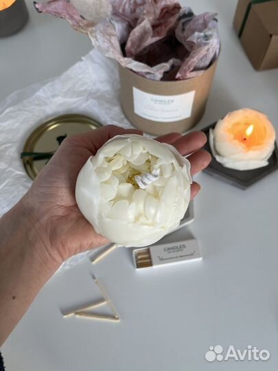 Подарочный набор свеча пион с подносом из бетона