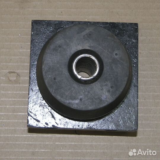 Пластина опоры кпп с амортизатором 642208-1715044