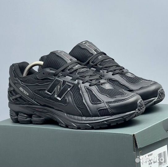 Черные New Balance 1906