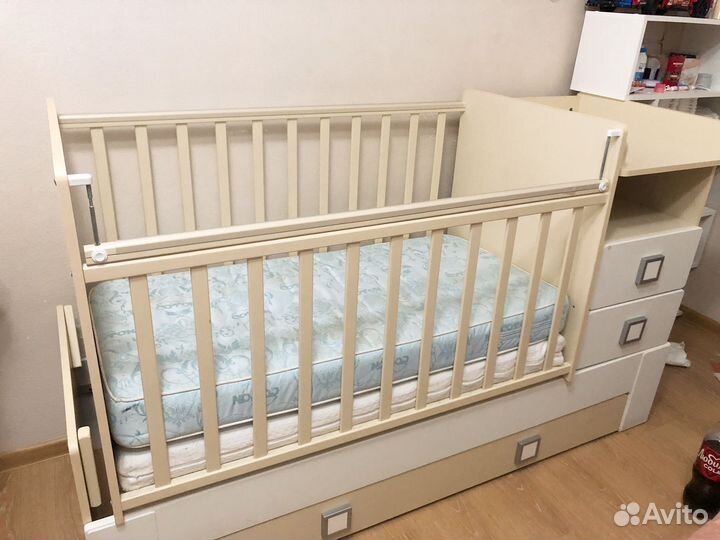 Кровать с пеленальным столиком