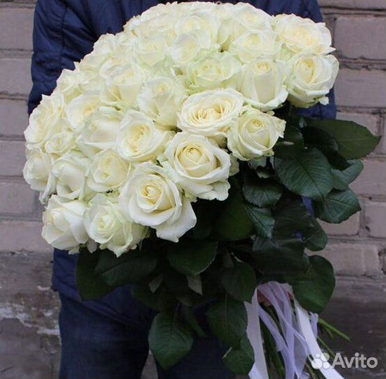 Букет из 25 белых роз 60см Красноярск