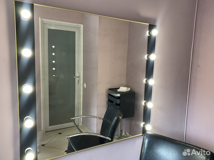 Гримерное зеркало с лампочками
