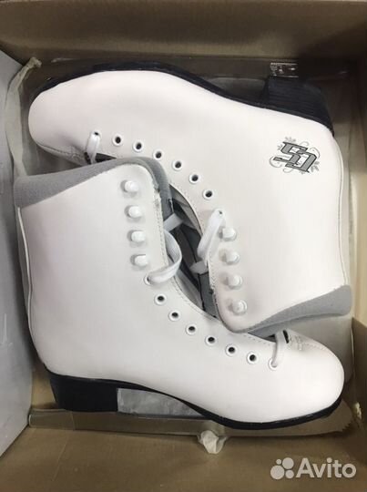 Коньки фигурные CCM