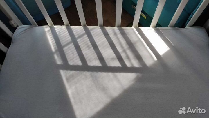 Детская кроватка с маятником белая