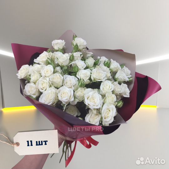 Букет белых кустовых роз 40 см 21 шт