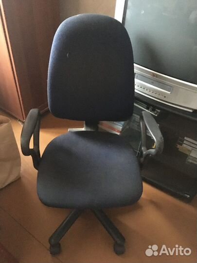 Компьютерное кресло, ретро-чемодан СССР для декора