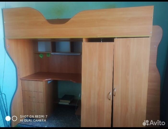Детская кровать чердак со столом и шкафом