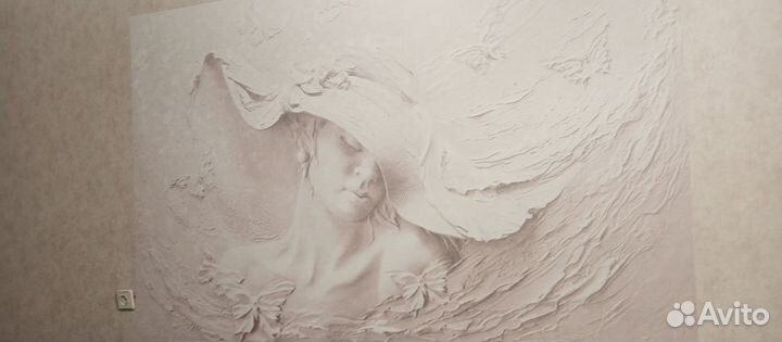 Клеить обои