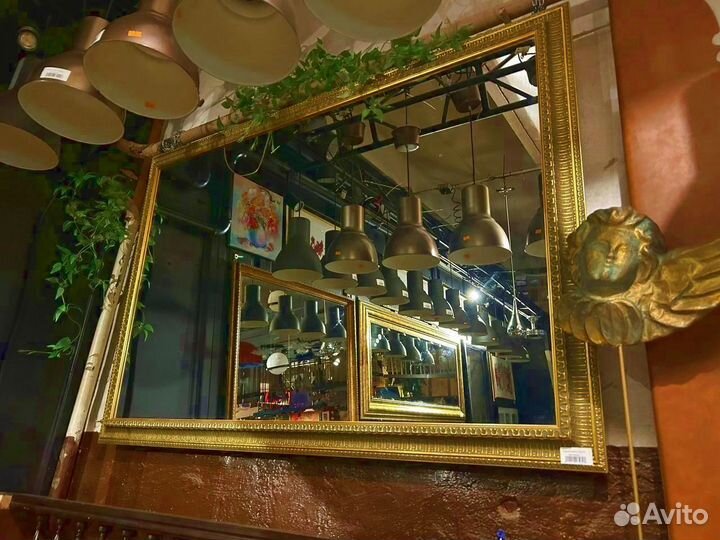 Большое зеркало в багетной раме