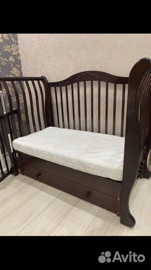 Детская кроватка с маятником