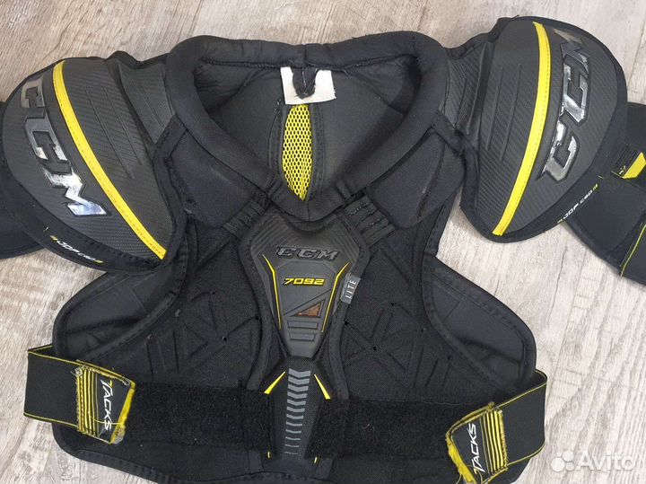 Нагрудник хоккейный,хоккейные шорты на 150 рост