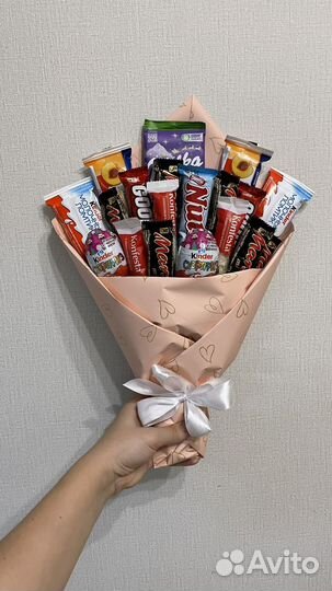 Сладкий букет из киндера и конфет