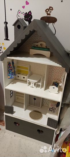 Большой кукольный домик с мебелью