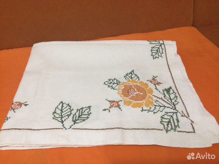 Льняная вышитая скатерть большая