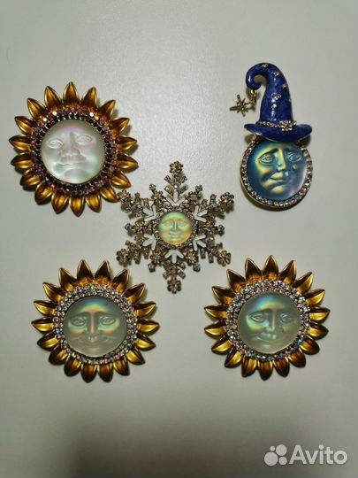 Брошь в стиле Kirks Folly