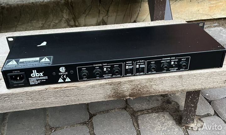 Dbx 223 stereo 2-way/mono 3-way crossover