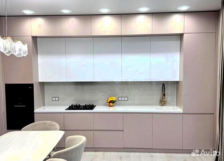 Угловая кухня на заказ до потолка