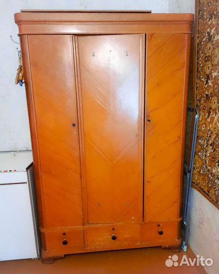 Старинный шкаф