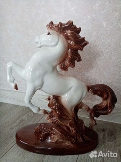 Статуэтка фарфоровая 