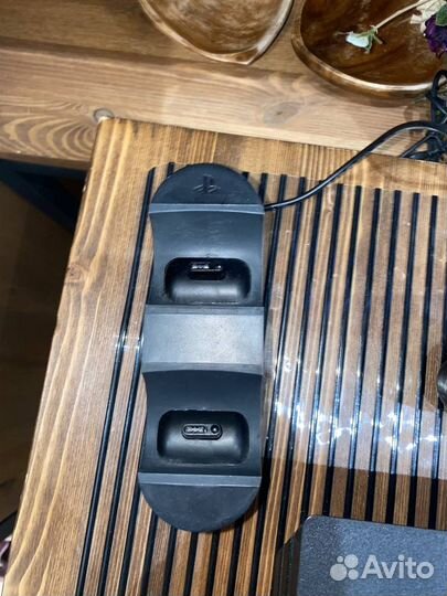 Sony PS4 Pro 1tb + 450 игр и зарядное устройство