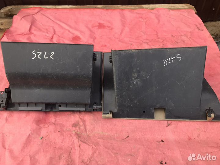 Suzuki Liana бардачок