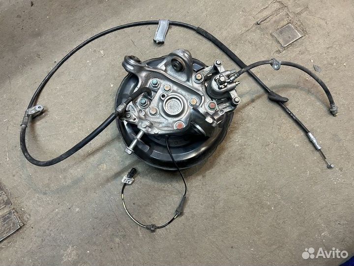 Кулак задний левый Honda Accord 9