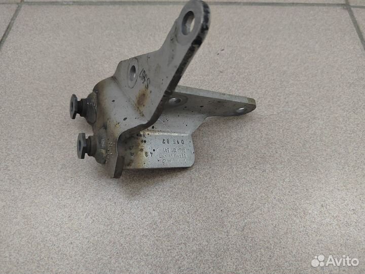 Кронштейн глушителя и двс 2,0TDI VAG 04L131561J