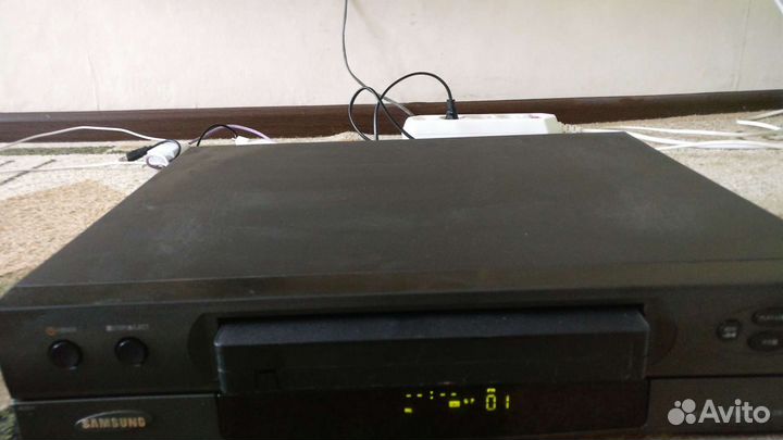Видеомагнитофон samsung,с касетами 16 шт