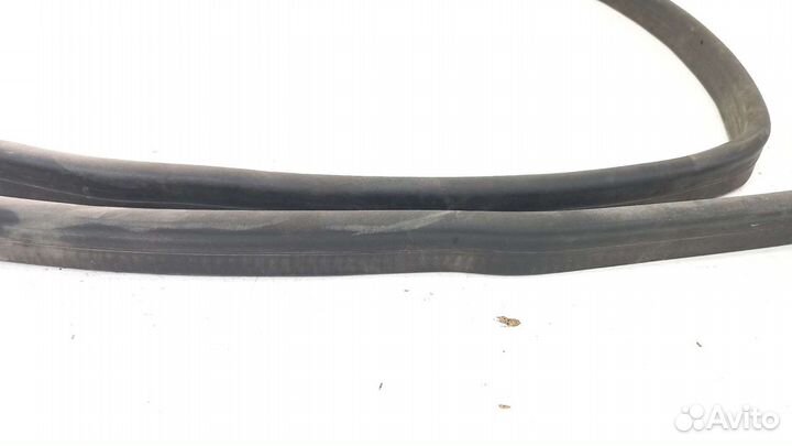 Уплотнитель капота Mercedes W251 R350