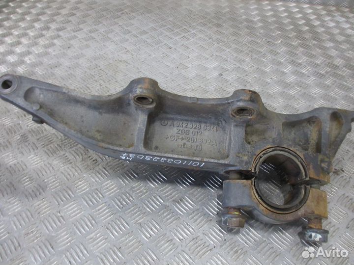 Кронштейн пневморессоры задний правый Mercedes-Ben