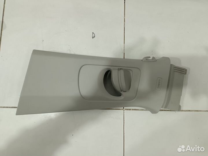 Обшивка стойки центральной левой VW tiguan 2