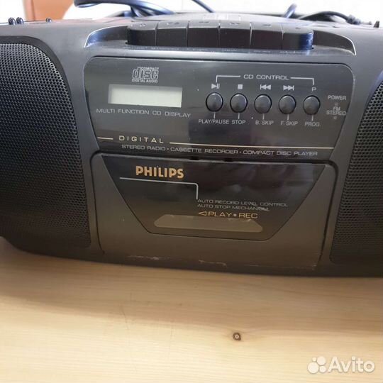 Магнитофон с радиоприемником Philips