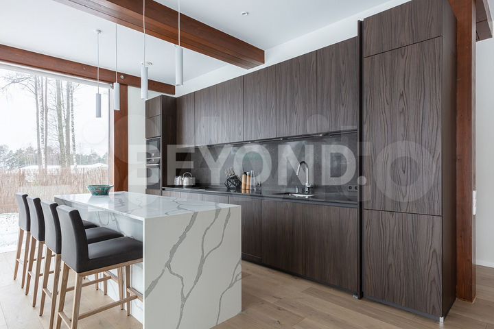 Дом 382 м² на участке 27,8 сот.