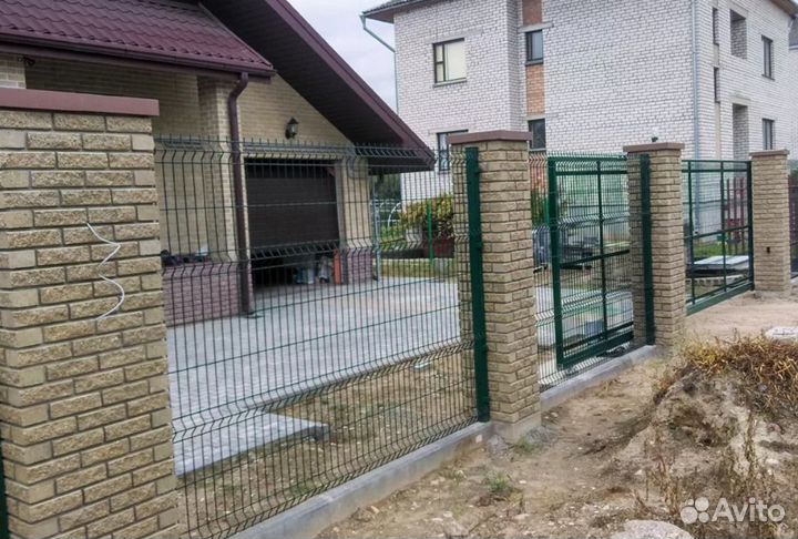 Забор из 3D сетки с металлическими столбами качест