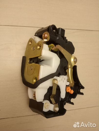 Замок двери mitsubishi L-200, outlander