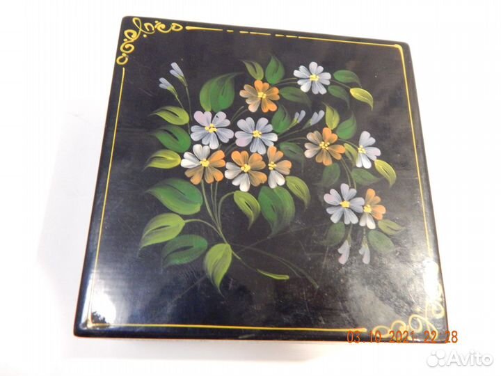 Деревянная шкатулка