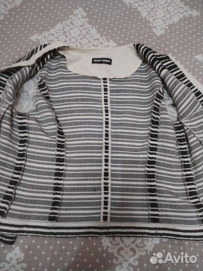 Женский деловой костюм с юбкой