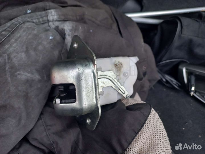 Замок багажника nissan tiida