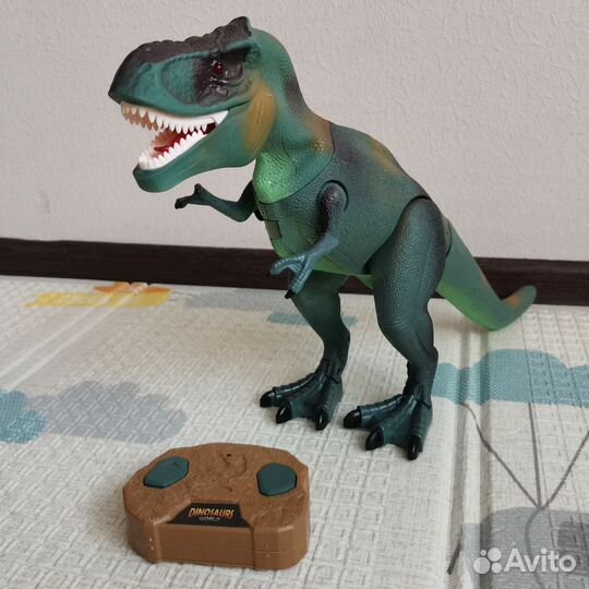 Тиранозавр с пультом управления и коробкой