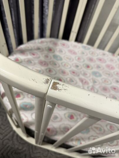 Детская кроватка с маятником