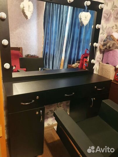 Столик парикмахера/ визажиста