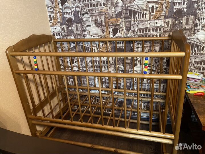 Кроватка детская с маятником и матрасом