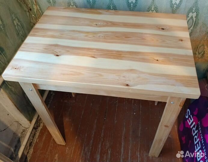 Стол из натурального дерева