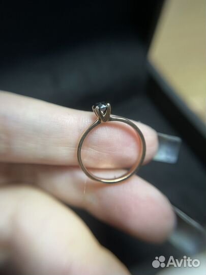 Золотое кольцо с черным бриллиантом