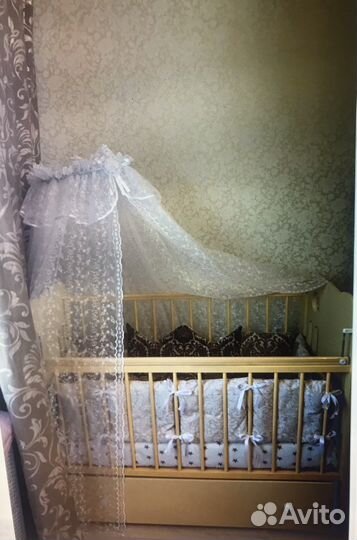 Детская кроватка с маятником и ящиком