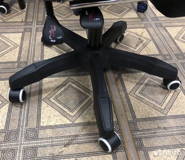 Черное игровое кресло с полным функционалом