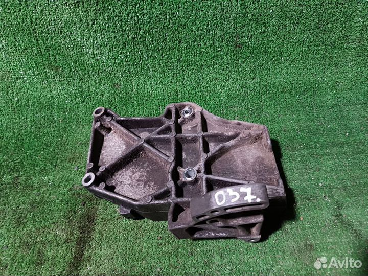 Кронштейн кондиционера Volkswagen Passat B5 (1996—